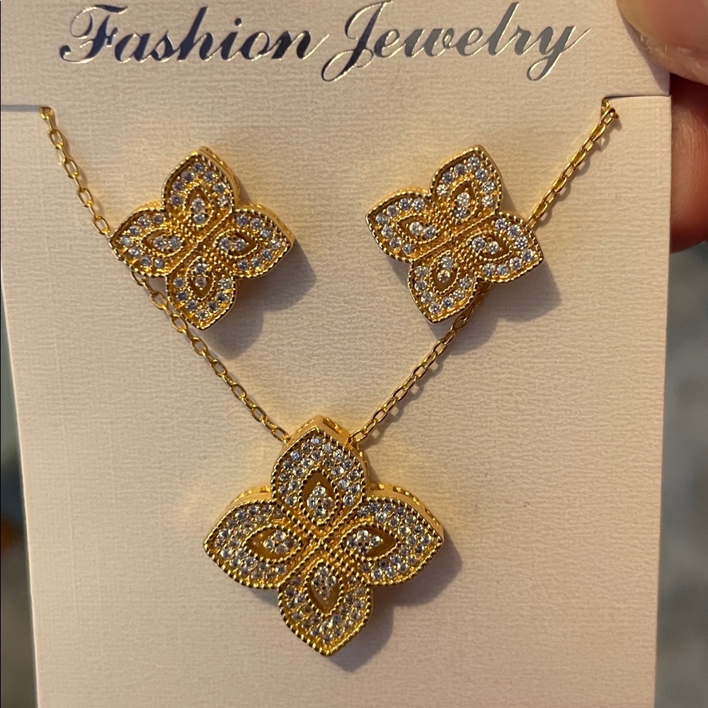 F11 - Gold Plated Fashion Set Of Clover Necklace And Earrings With Rhinestones